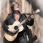 Christa Kasehs mit akustischer Gitarre