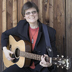 Christa Kasehs mit akustischer Gitarre