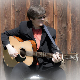 Christa Kasehs mit akustischer Gitarre