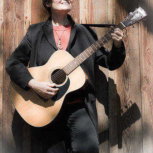Christa Kasehs mit akustischer Gitarre