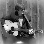 Christa Kasehs mit akustischer Gitarre s/w