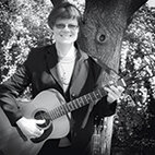 Christa Kasehs mit akustischer Gitarre