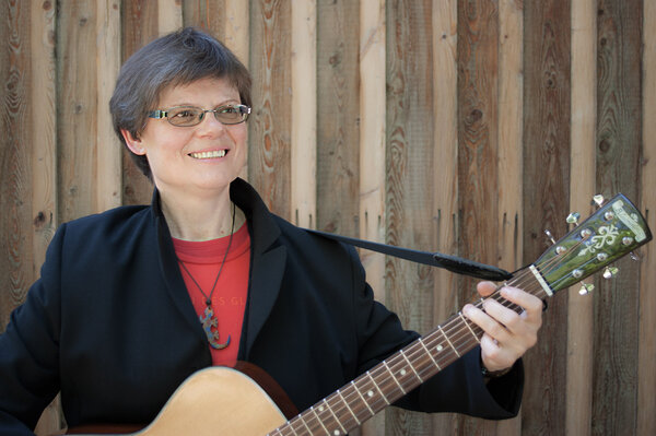 Christa Kasehs mit akustischer Gitarre