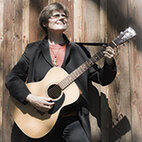 Christa Kasehs mit akustischer Gitarre