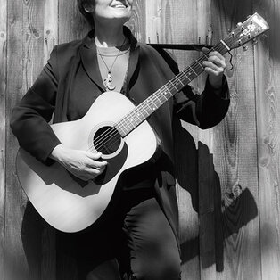 Christa Kasehs mit akustischer Gitarre
