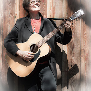 Christa Kasehs mit akustischer Gitarre