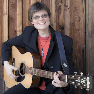 Christa Kasehs mit akustischer Gitarre