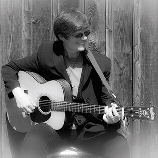 Christa Kasehs mit akustischer Gitarre