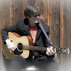 Christa Kasehs mit akustischer Gitarre