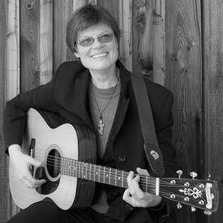 Christa Kasehs mit akustischer Gitarre