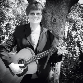 Christa Kasehs mit akustischer Gitarre
