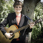 Christa Kasehs mit akustischer Gitarre